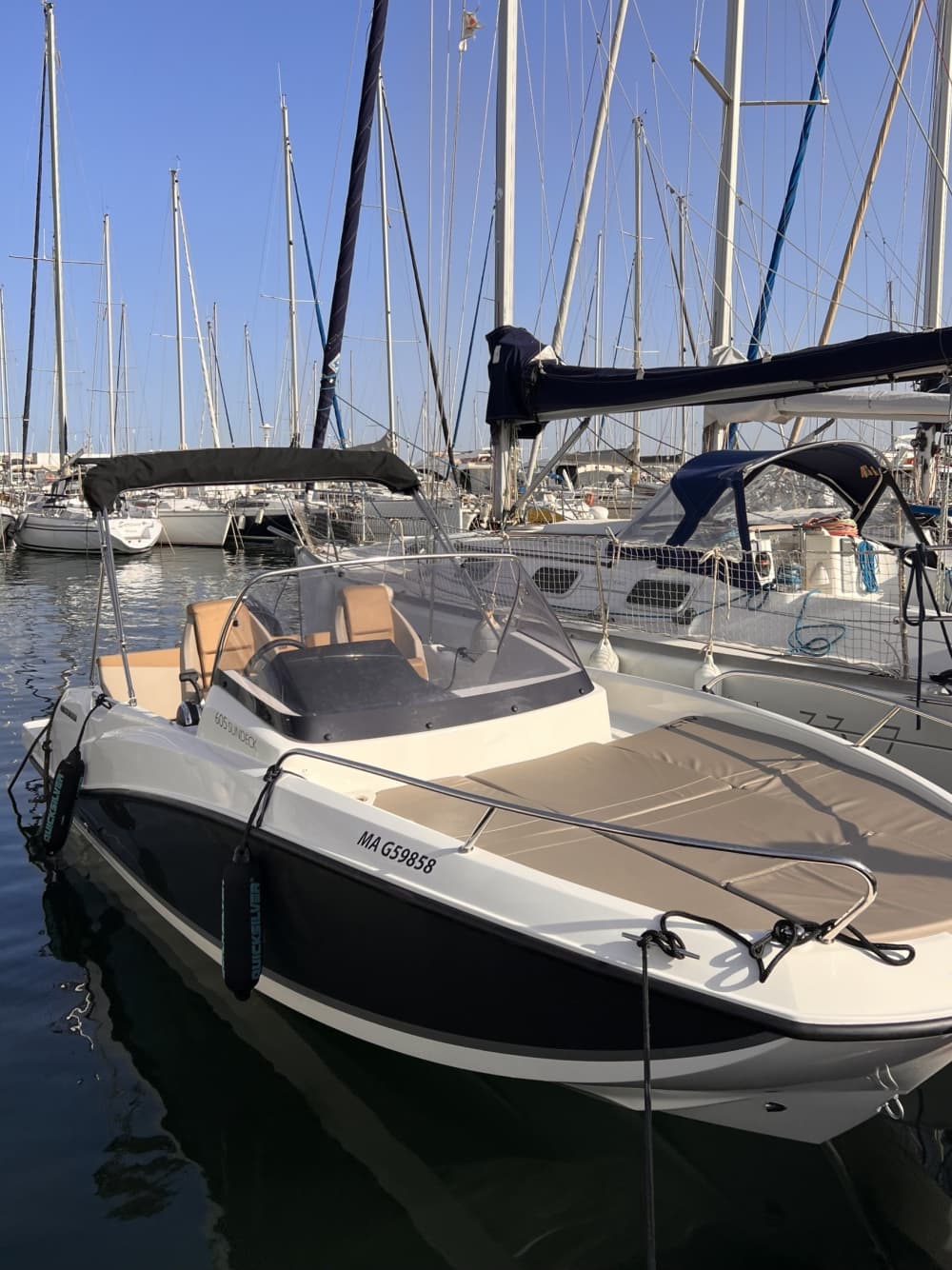 Entspannen Sie sich 3 Stunden und 45 Minuten lang auf einem Motorboot in La Ciotat.