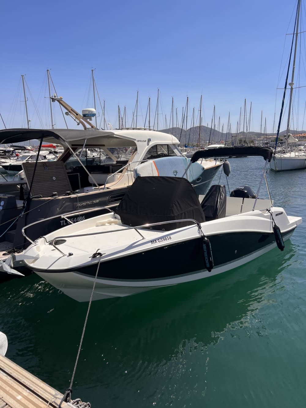 Entspannen Sie sich 3 Stunden und 45 Minuten lang auf einem Motorboot in La Ciotat.