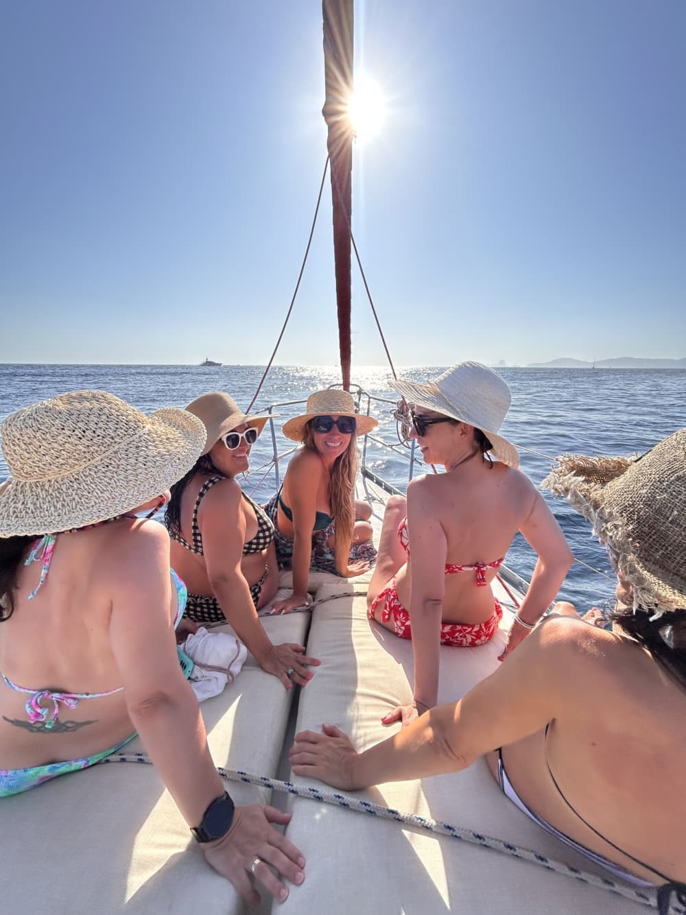 Explora Ibiza y disfruta de un día completo navegando en velero.