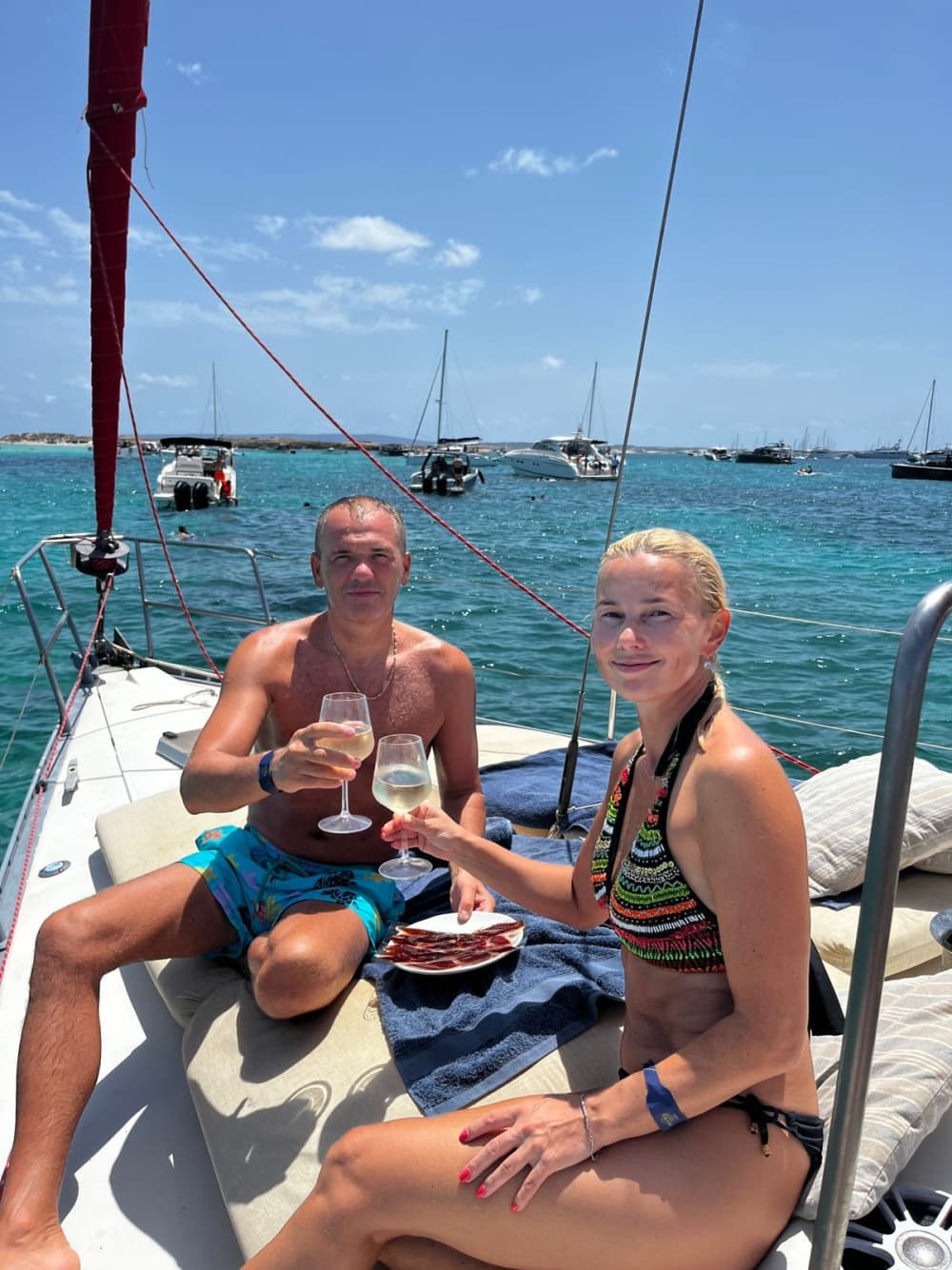 Explorează Ibiza și bucură-te de o zi întreagă de navigație pe o barcă cu pânze