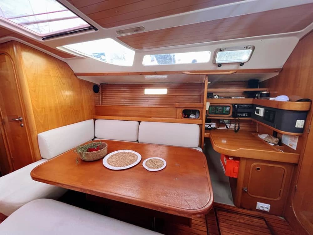 Explorez Ibiza et profitez d'une journée complète de navigation à bord d'un voilier.
