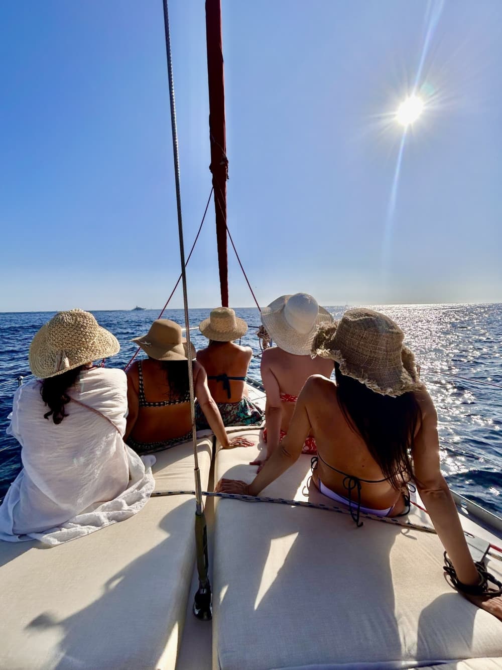 Esplora Ibiza e goditi un'intera giornata di navigazione su una barca a vela.