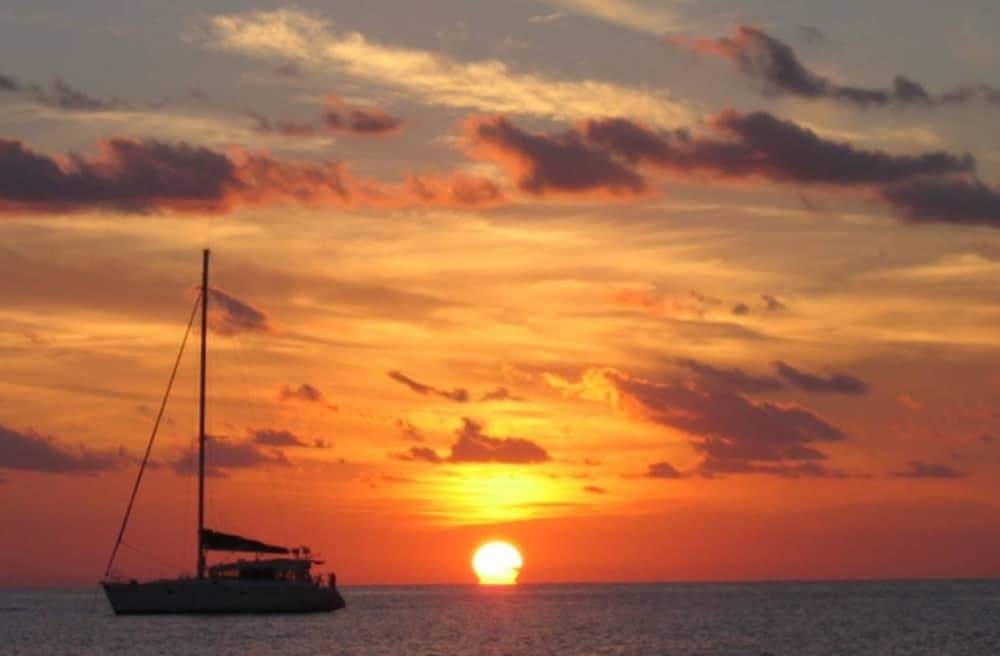Cruzeiro ao pôr do sol e aperitivo na costa de Portimão