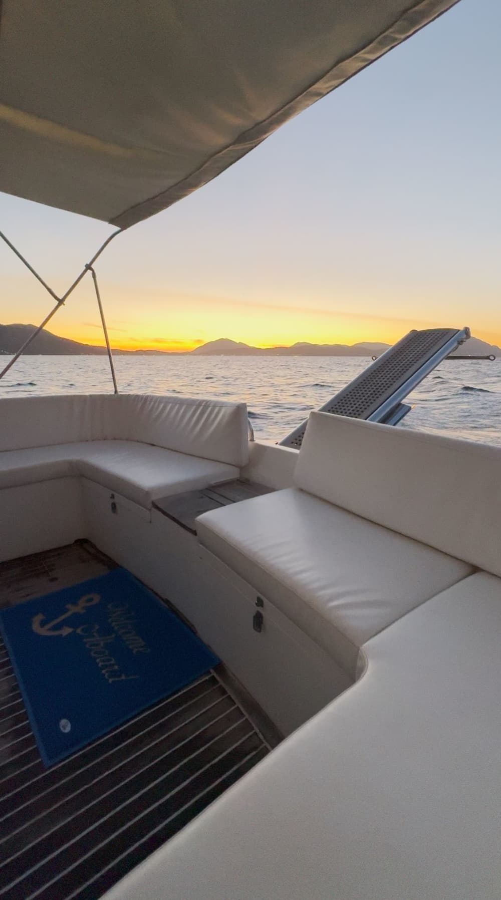 Девичник в круизе: от Корфу до Сивоты, Голубая лагуна и Голубые пещеры: частный круиз по кристально чистым водам и уединенным пляжам.