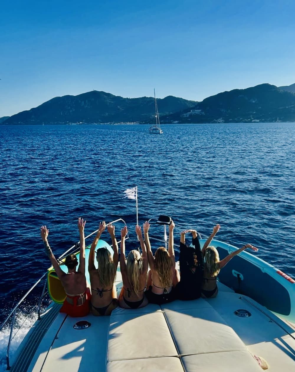 Девичник в круизе: от Корфу до Сивоты, Голубая лагуна и Голубые пещеры: частный круиз по кристально чистым водам и уединенным пляжам.