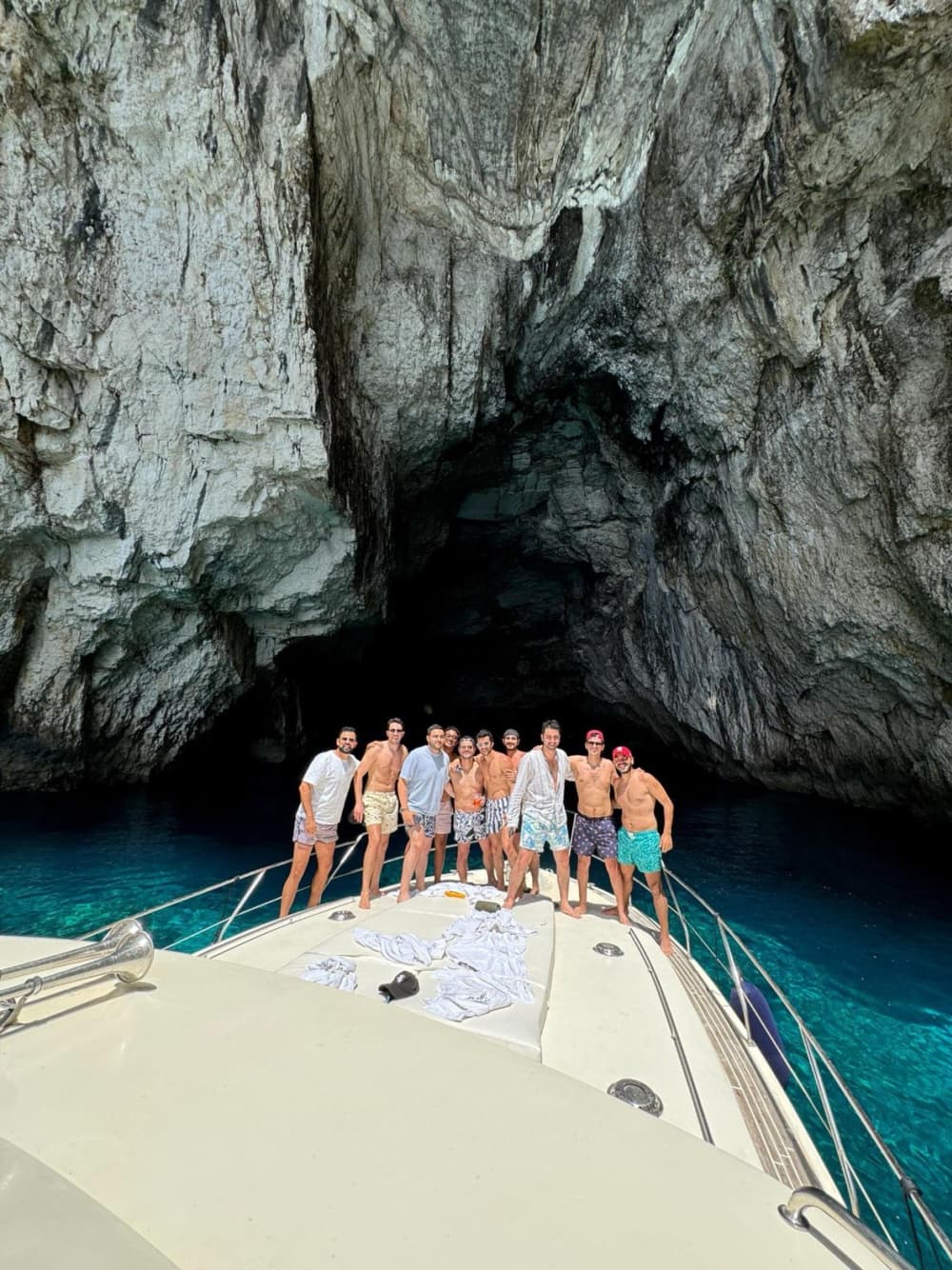 Девичник в круизе: от Корфу до Сивоты, Голубая лагуна и Голубые пещеры: частный круиз по кристально чистым водам и уединенным пляжам.