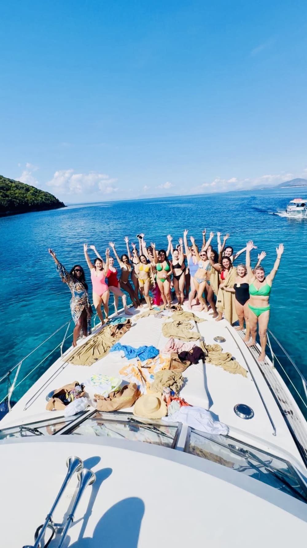 Девичник в круизе: от Корфу до Сивоты, Голубая лагуна и Голубые пещеры: частный круиз по кристально чистым водам и уединенным пляжам.