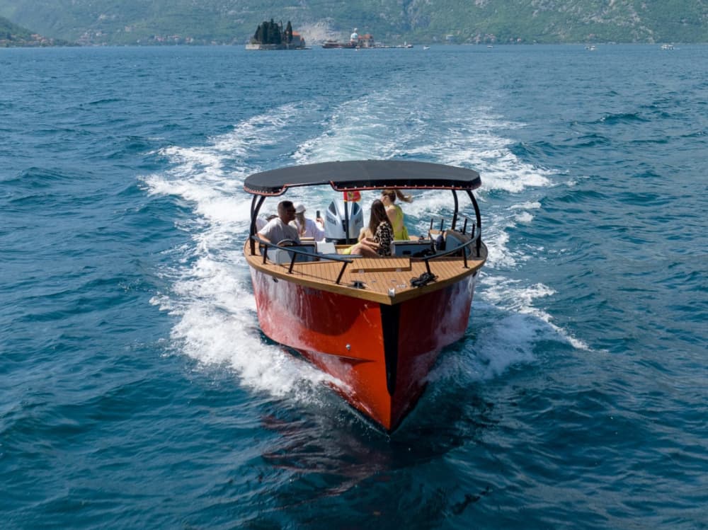 La tua giornata a Kotor: noleggia una barca a motore per una giornata intera alla scoperta dell'isola.