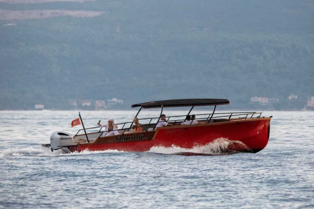 La tua giornata a Kotor: noleggia una barca a motore per una giornata intera alla scoperta dell'isola.