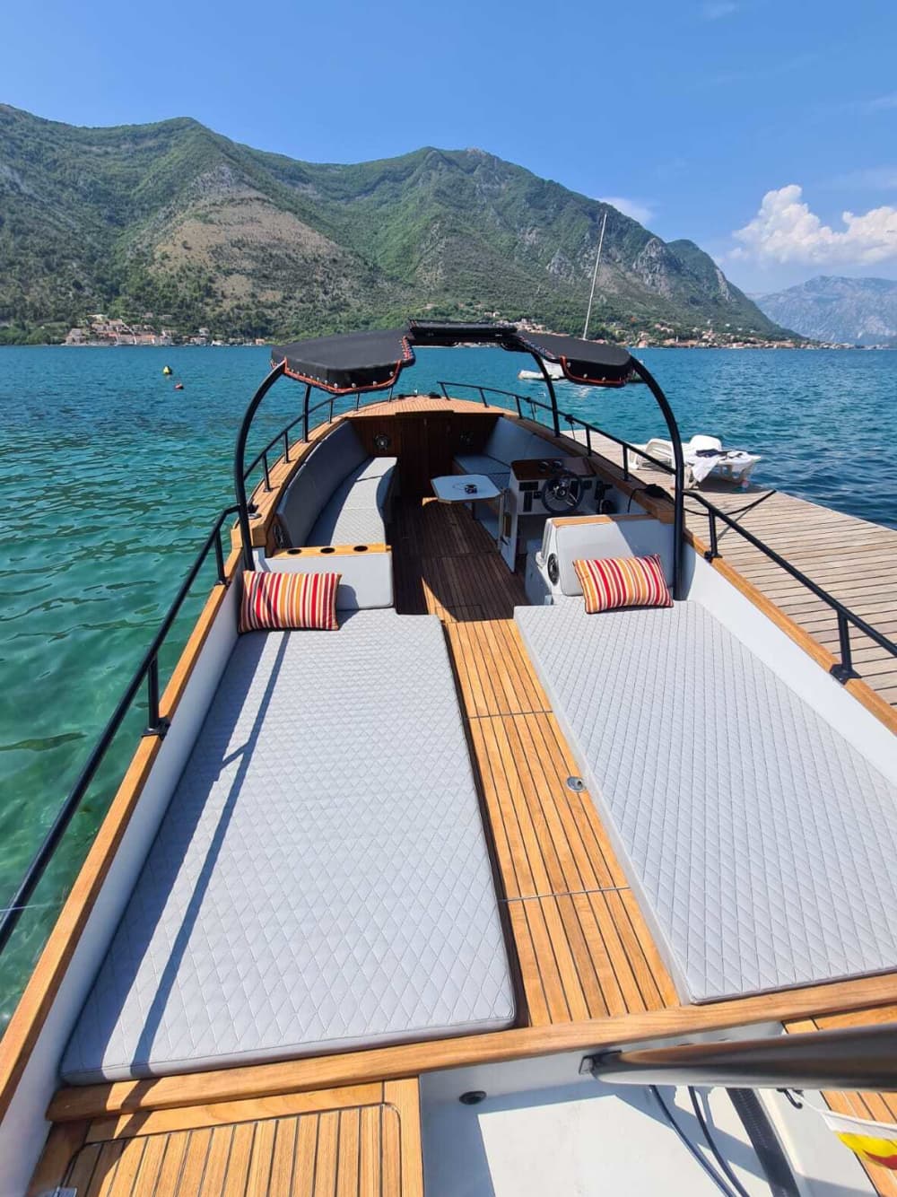 La tua giornata a Kotor: noleggia una barca a motore per una giornata intera alla scoperta dell'isola.