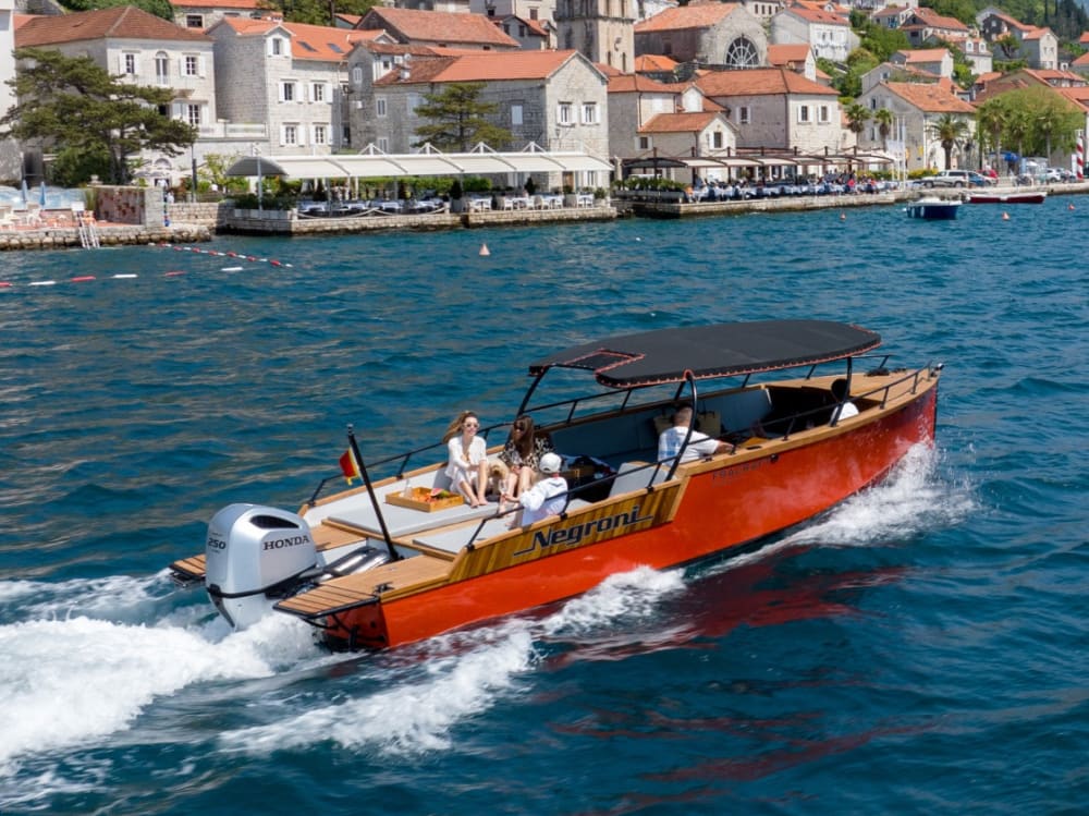 La tua giornata a Kotor: noleggia una barca a motore per una giornata intera alla scoperta dell'isola.