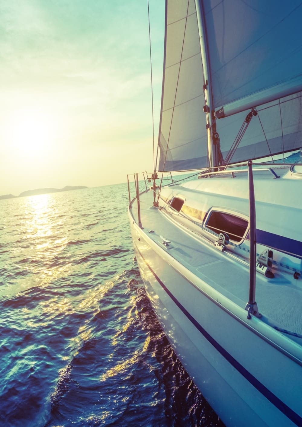 Petrece 9 ore navigând prin Marbella pe o barcă cu pânze