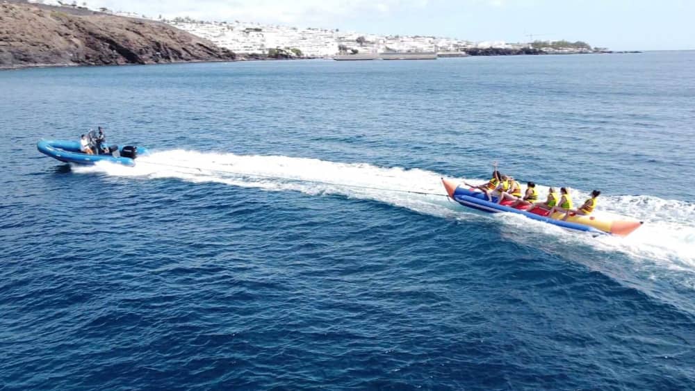 Atardecer en Puerto Calero con bebidas, aperitivos y vistas al mar.
