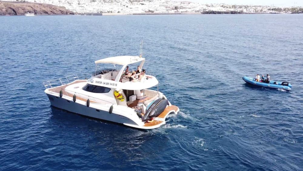 Atardecer en Puerto Calero con bebidas, aperitivos y vistas al mar.