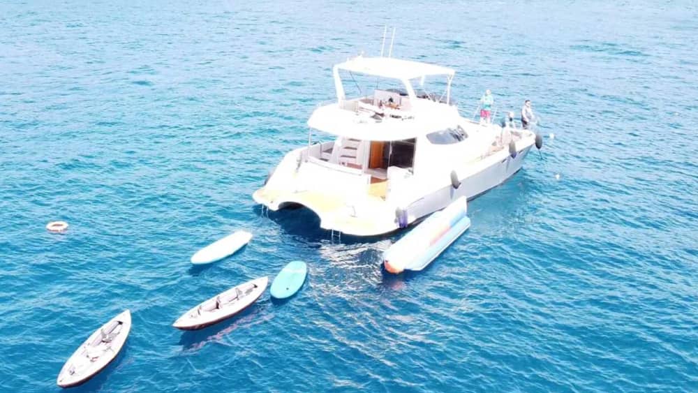 Atardecer en Puerto Calero con bebidas, aperitivos y vistas al mar.