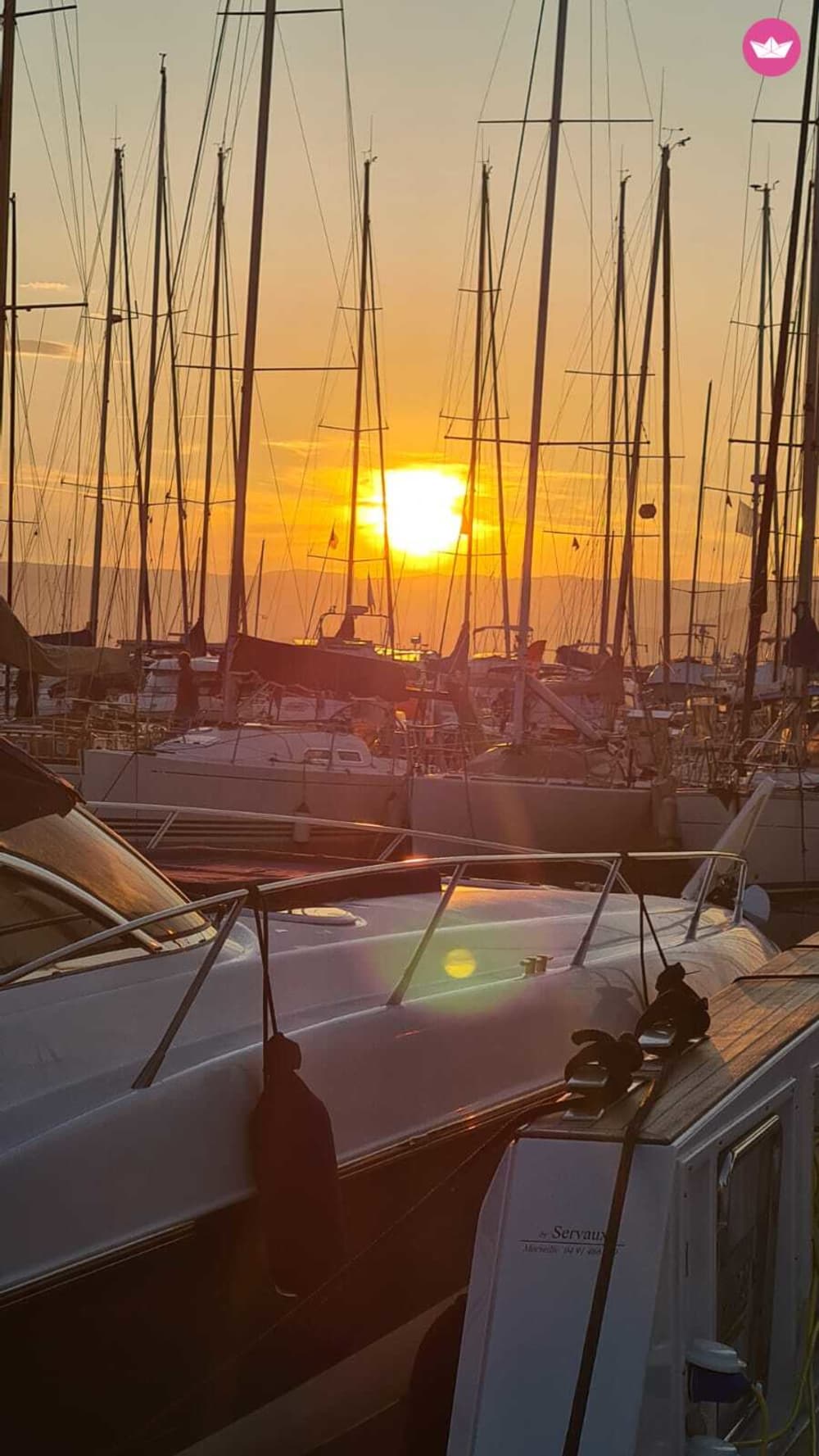 Mandelieu ao Crepúsculo: Cruzeiro ao Pôr do Sol entre o Mar e as Luzes