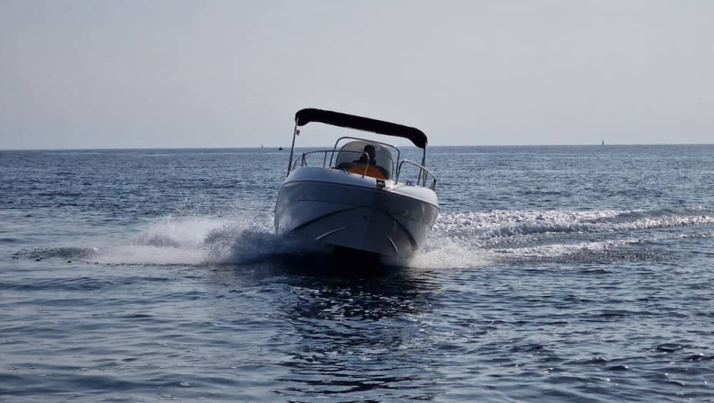 Explora Pula en vaixell: Un dia sencer a l'aigua a bord d'una llanxa de motor