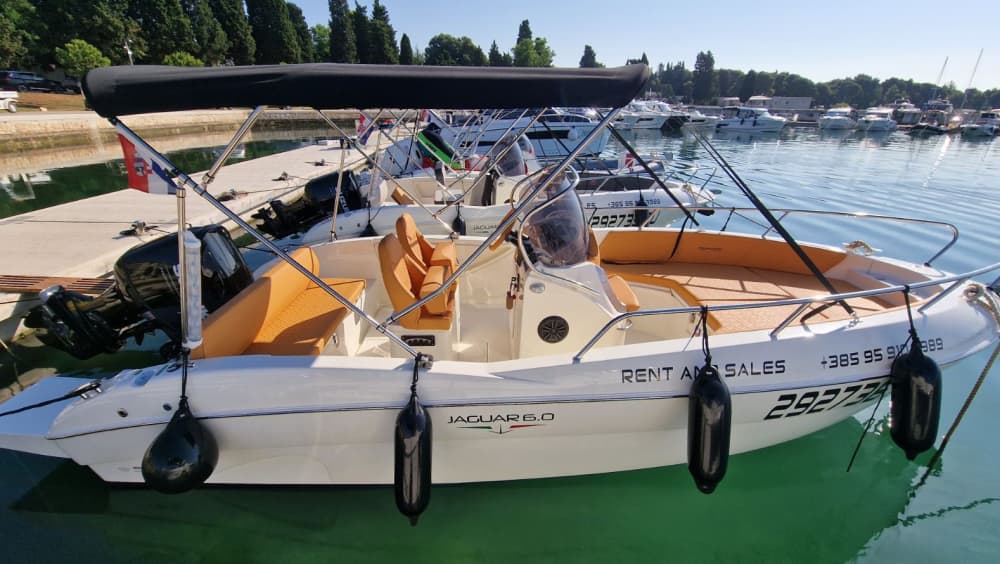 Explora Pula en vaixell: Un dia sencer a l'aigua a bord d'una llanxa de motor