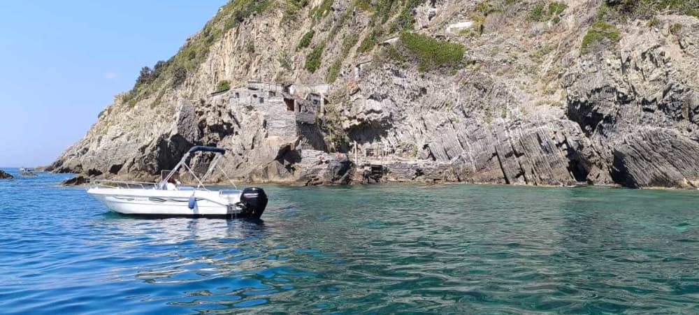 Half-day La Spezia discovery: Your short escape on a motorboat