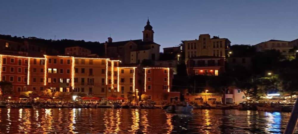 Half-day La Spezia discovery: Your short escape on a motorboat