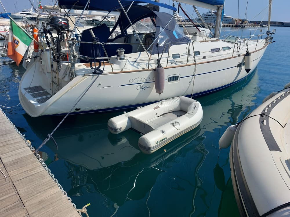Traccia la rotta verso la gioia: una giornata intera di autentica navigazione a vela a Genova su una barca a vela.