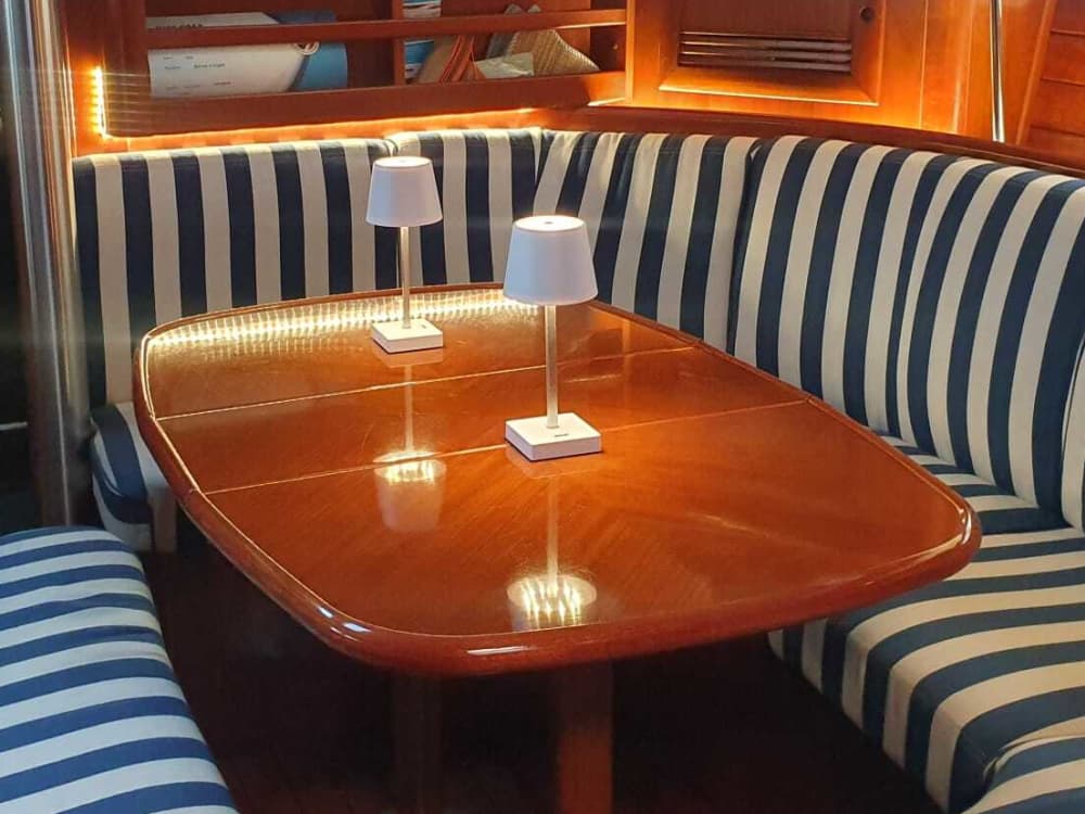 Traccia la rotta verso la gioia: una giornata intera di autentica navigazione a vela a Genova su una barca a vela.