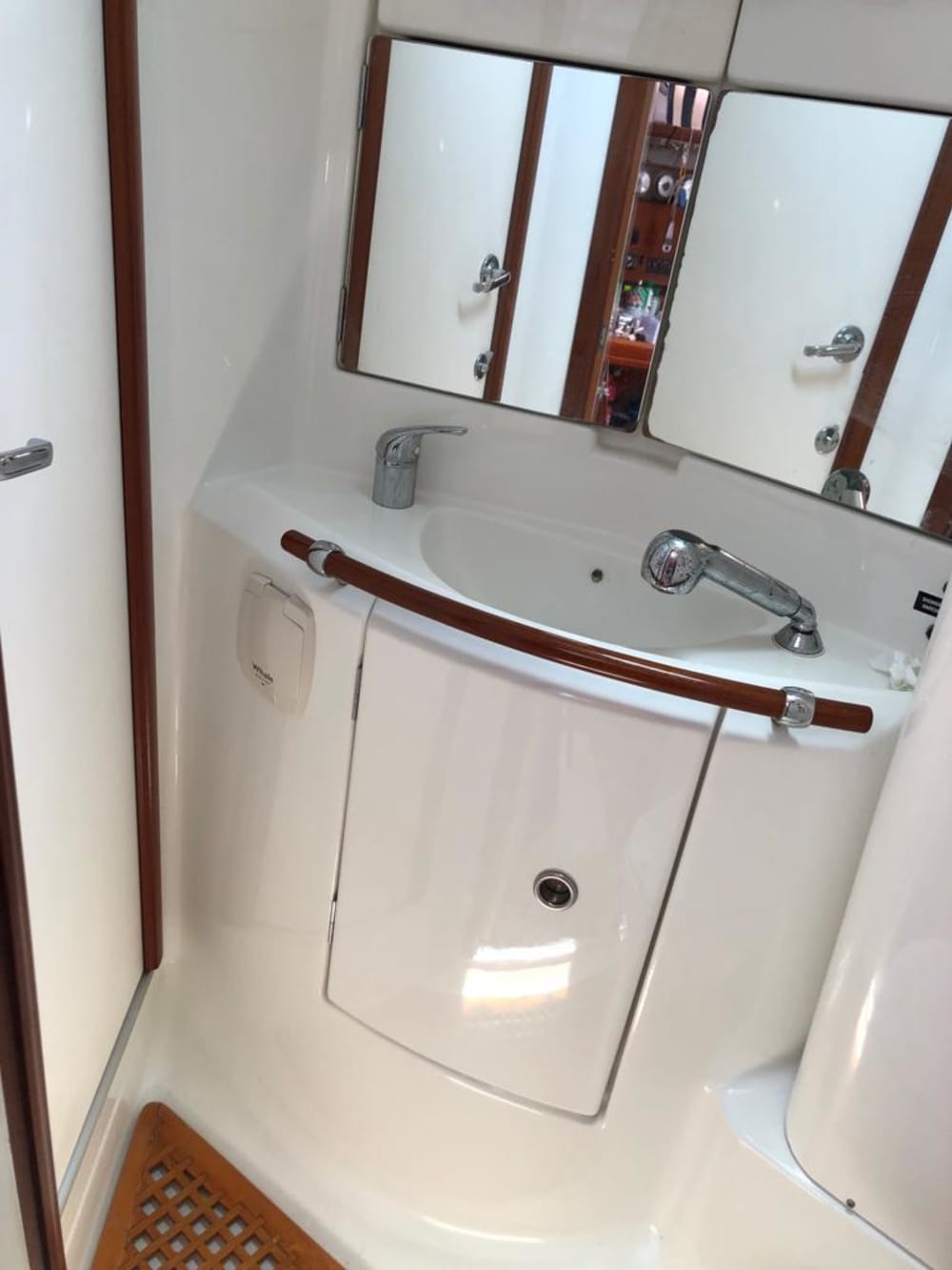 Scopri Genova con un'escursione in barca a vela di un'intera giornata.