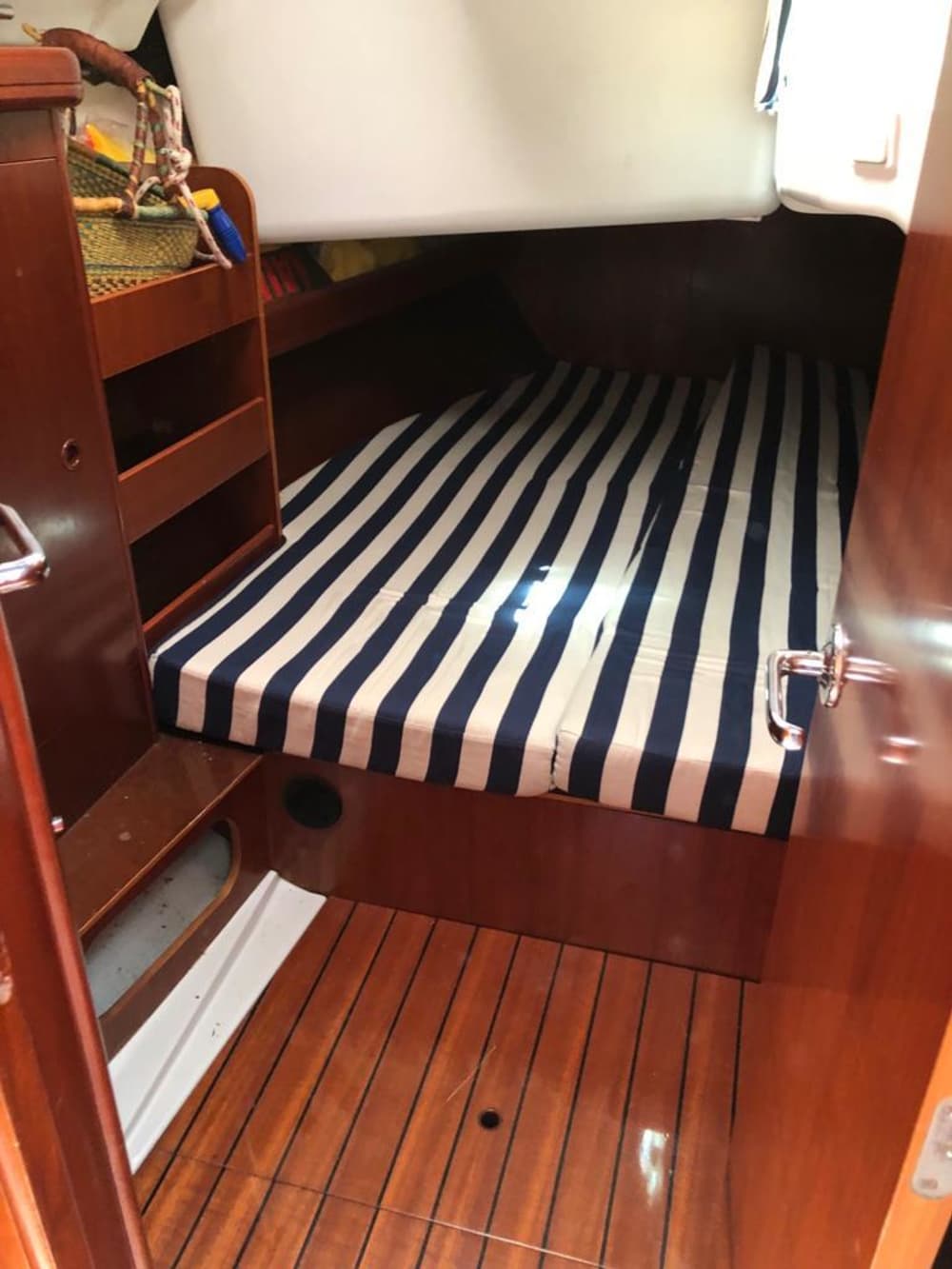 Scopri Genova con un'escursione in barca a vela di un'intera giornata.