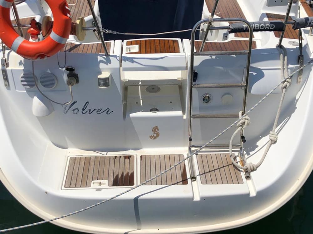 Scopri Genova con un'escursione in barca a vela di un'intera giornata.