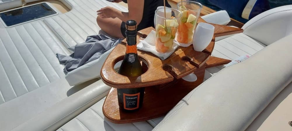 Una giornata alla scoperta di Sorrento: puro relax sulle acque cristalline del blu italiano.