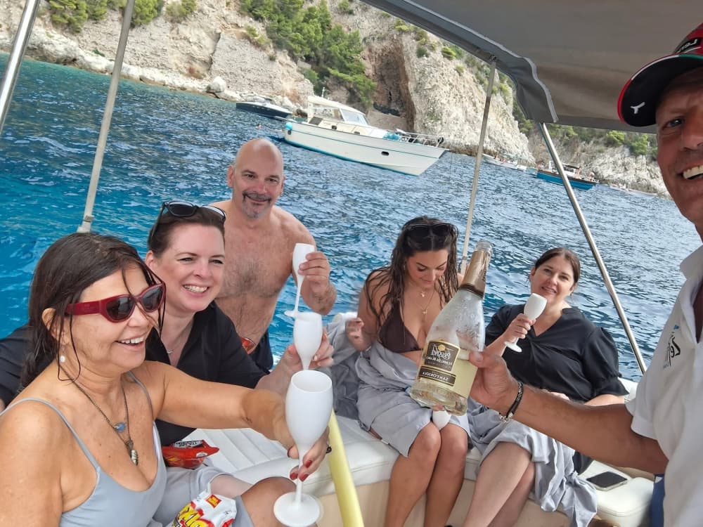 Una giornata alla scoperta di Sorrento: puro relax sulle acque cristalline del blu italiano.