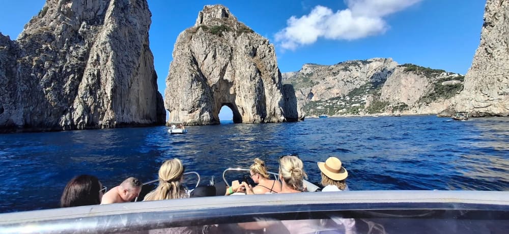 Una giornata alla scoperta di Sorrento: puro relax sulle acque cristalline del blu italiano.