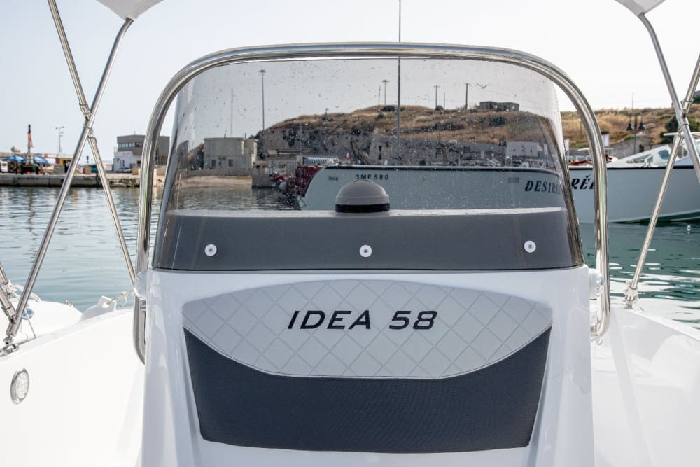 Louez un bateau à moteur pour 4h15 de plaisir