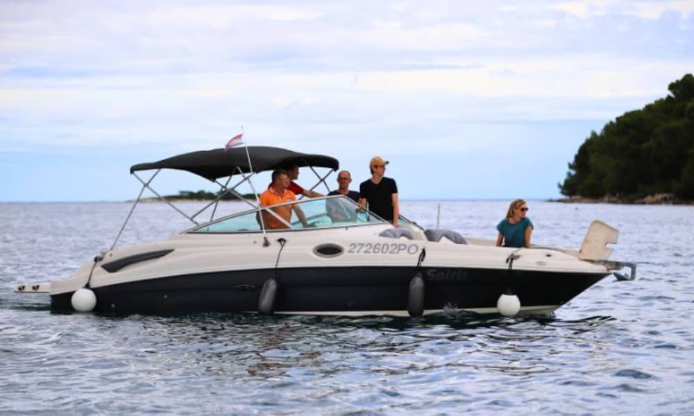 3h30 sol runt Poreč på en motorbåt