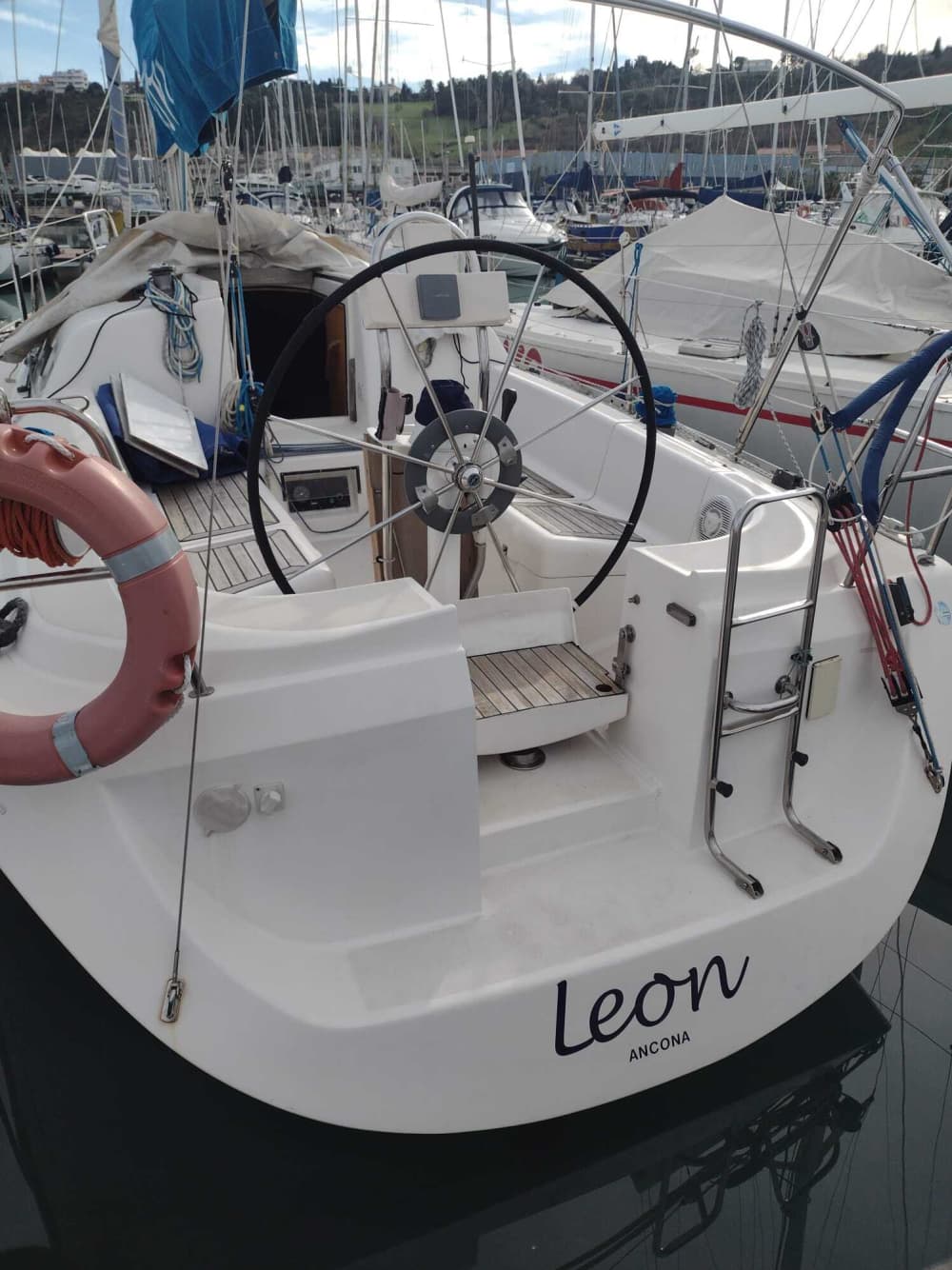 Genießen Sie einen Tag auf See in Ancona auf einem Segelboot