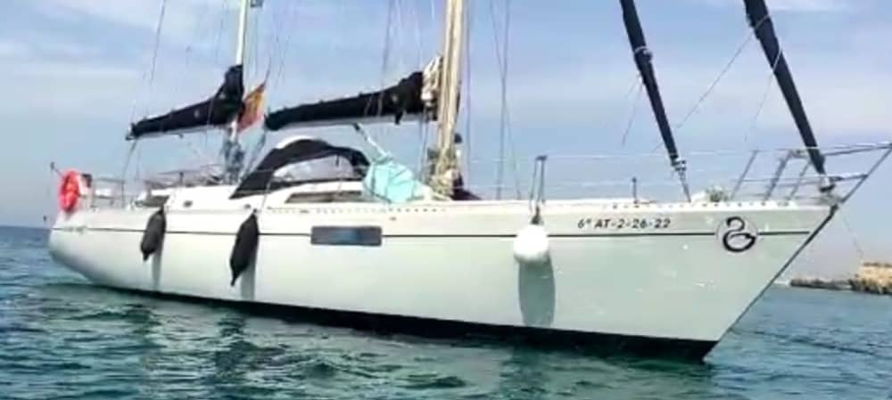 Enjoy a full day of sailing in Santa Pola on a sailboat