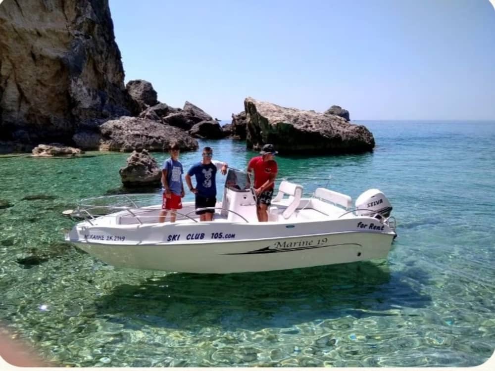 4 ore a Corfù: noleggia una barca a motore e goditi il viaggio.