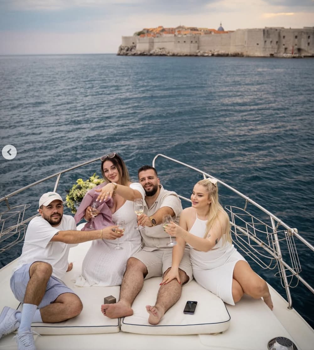 Путешествие по островам на моторной лодке: приключение на Элафитских островах на целый день