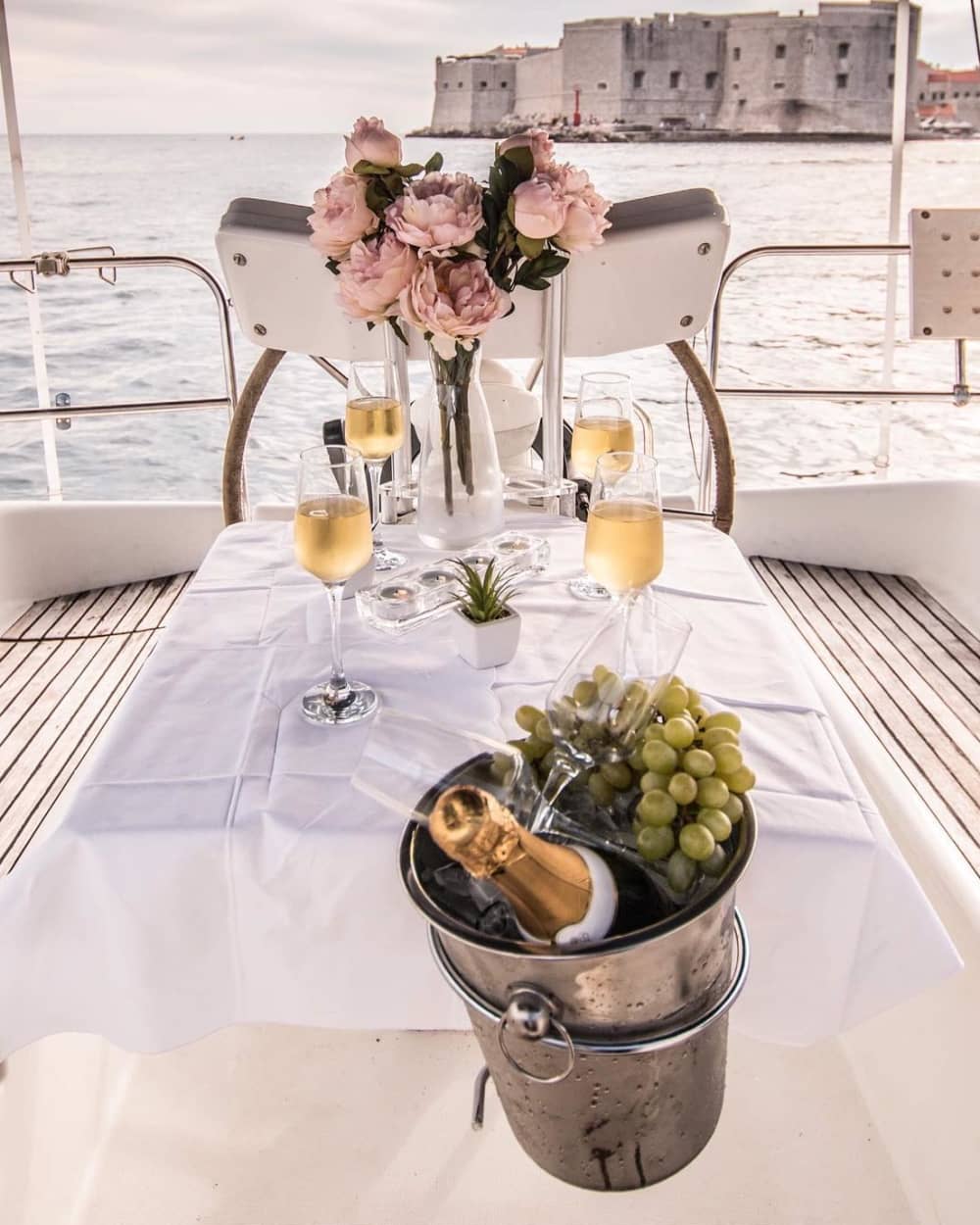 Исследуйте Элафитские острова: полудневная экскурсия на частной моторной лодке