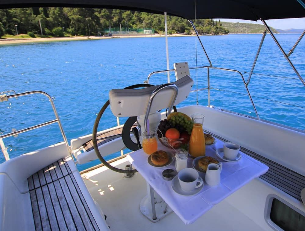 Исследуйте Элафитские острова: полудневная экскурсия на частной моторной лодке