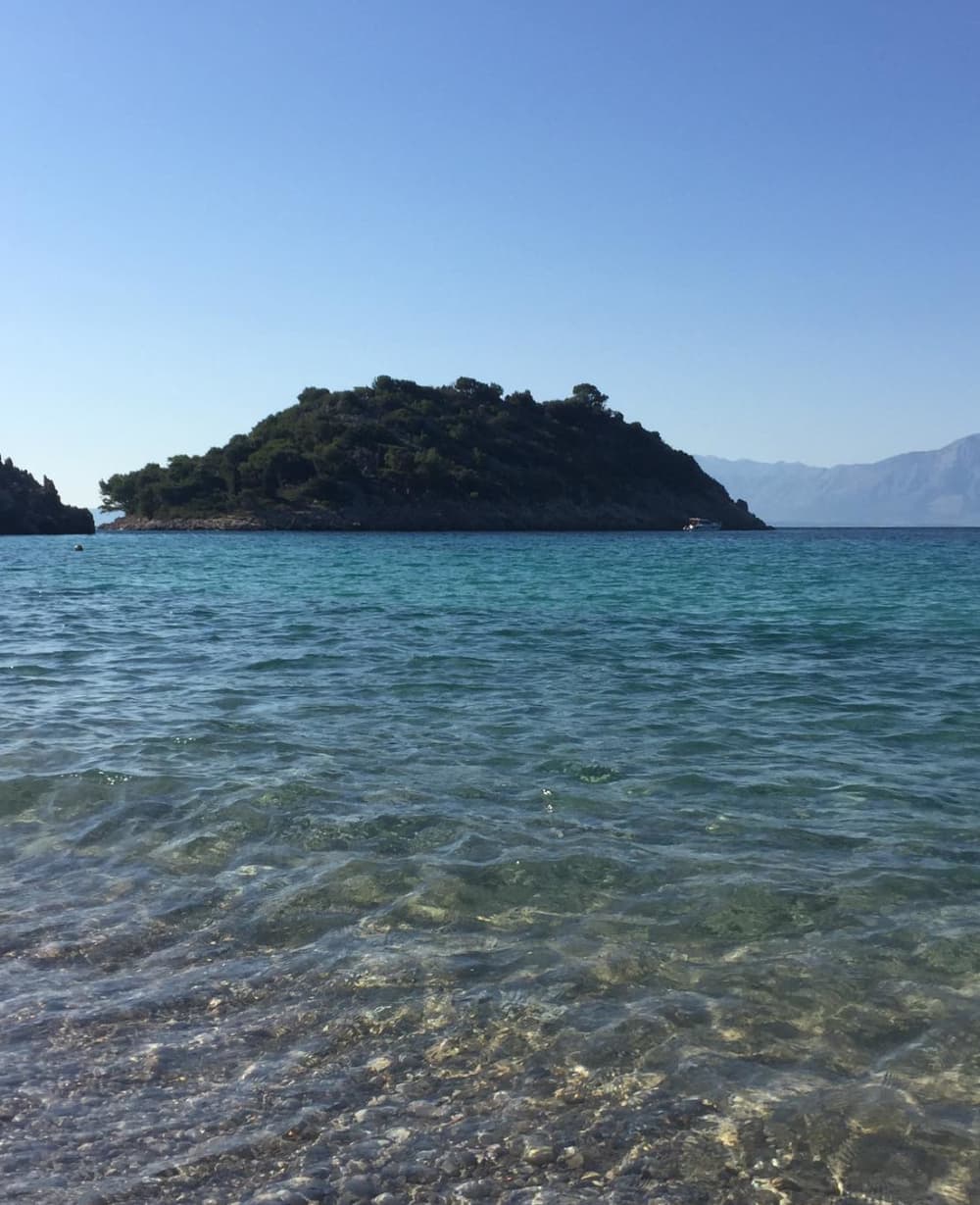 Исследуйте Элафитские острова: полудневная экскурсия на частной моторной лодке