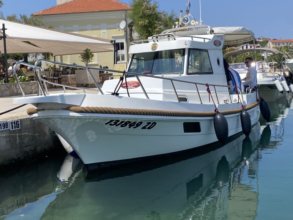 Explora Sukošan en barco: Un día completo en el agua a bordo de una lancha motora.