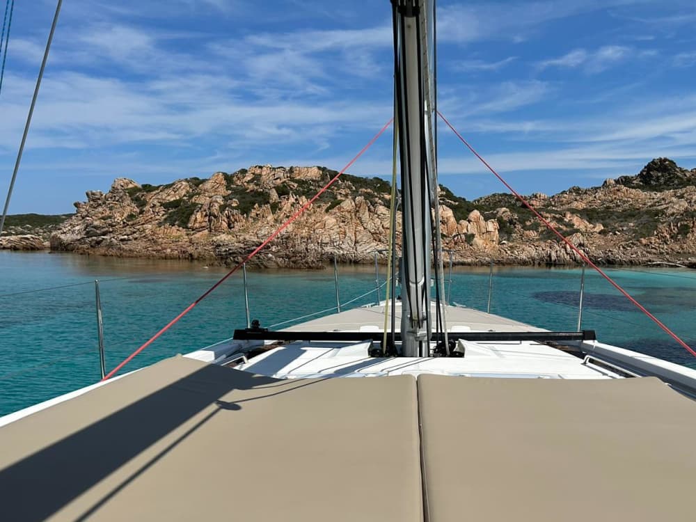 Disfrute de un día en el mar en Palaos a bordo de un velero.