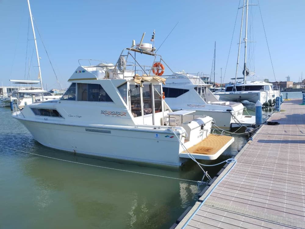 La tua giornata a Fano: noleggia una barca a motore per 5 ore e 15 minuti alla scoperta della città.