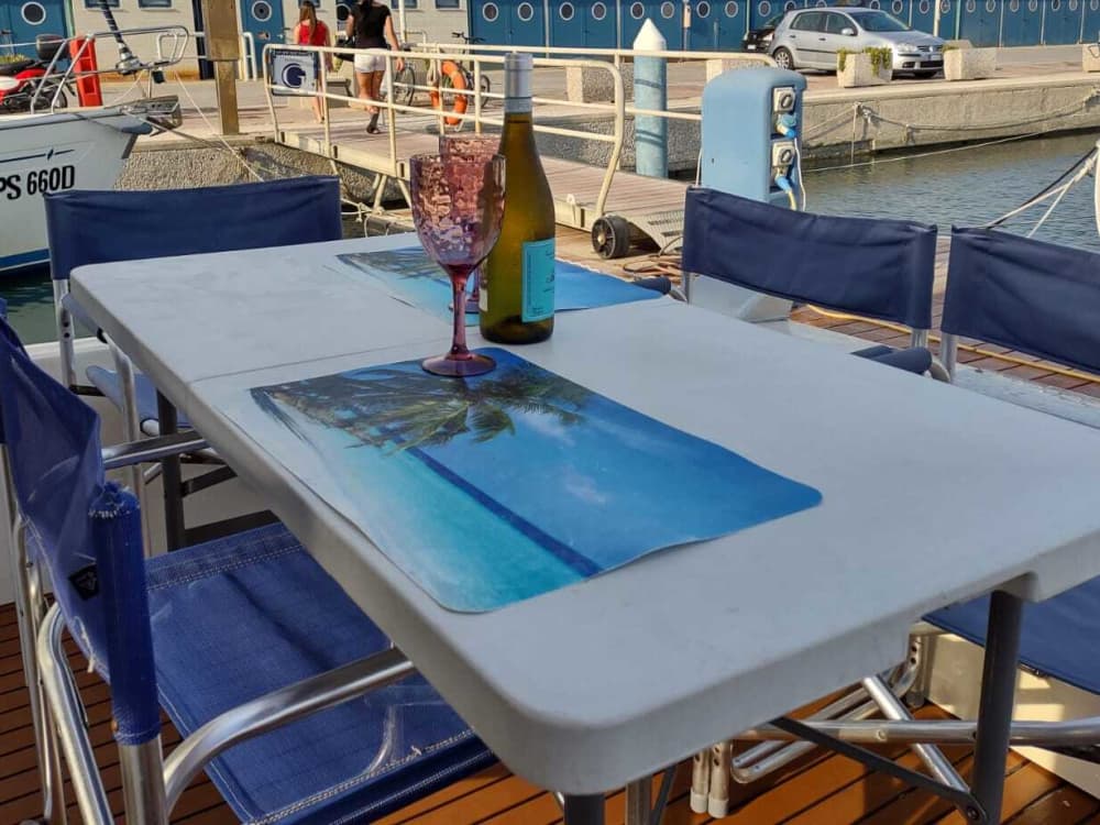 La tua giornata a Fano: noleggia una barca a motore per 5 ore e 15 minuti alla scoperta della città.