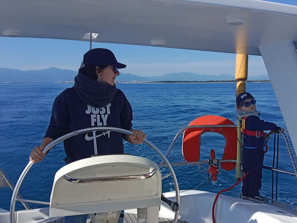 Her anın tadını çıkarın: Hyères çevresinde yelkenliyle güneşli bir gün geçirin.