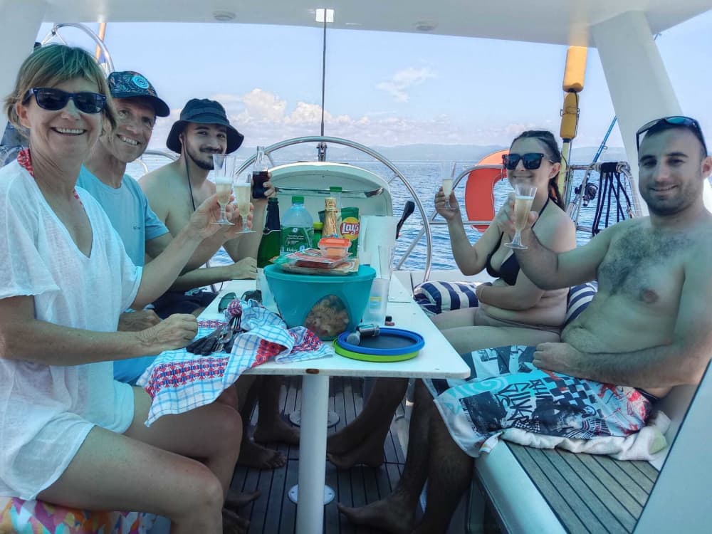 Profitez de chaque instant : une journée ensoleillée autour d'Hyères à bord d'un voilier