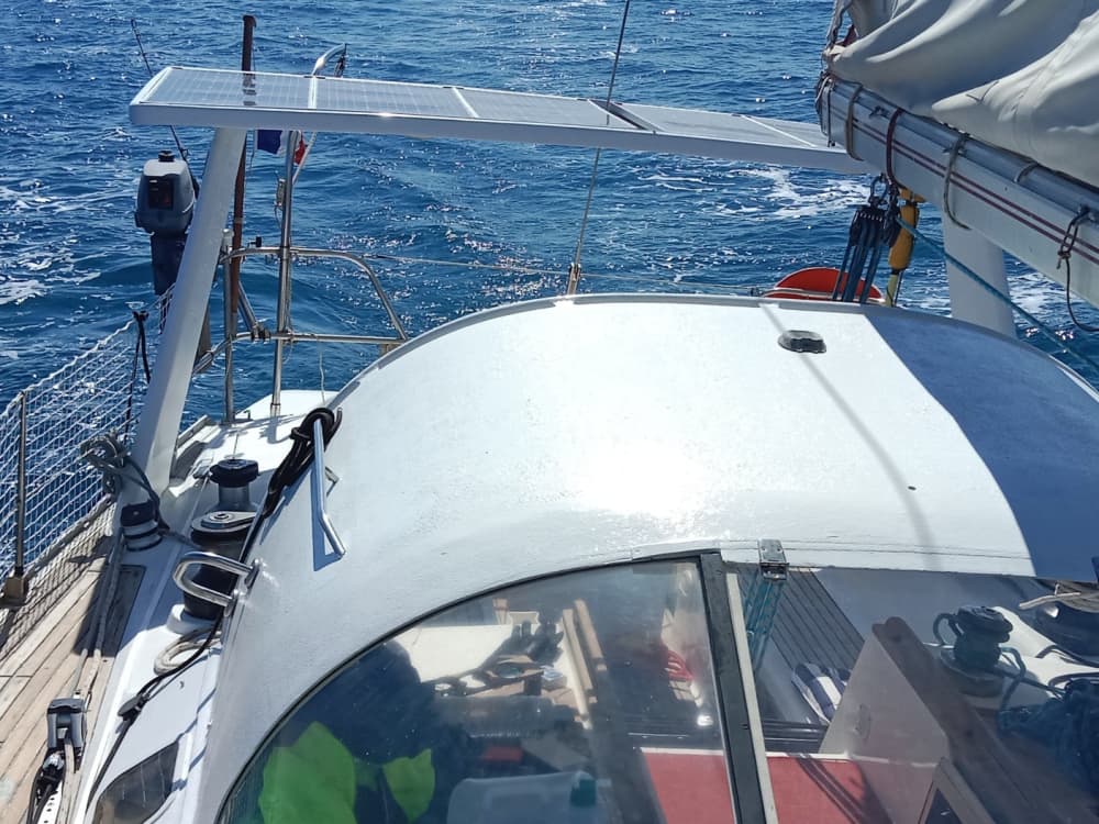 Her anın tadını çıkarın: Hyères çevresinde yelkenliyle güneşli bir gün geçirin.