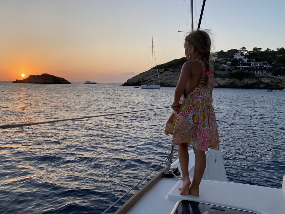 Passez 8 heures à naviguer autour d'Ibiza en catamaran.