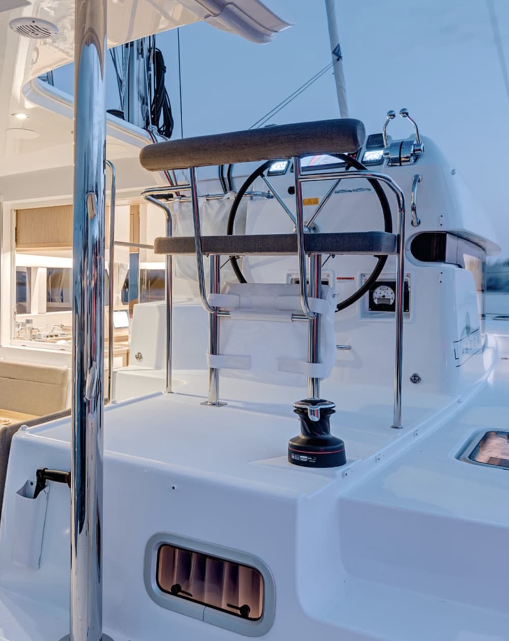 Passez 8 heures à naviguer autour d'Ibiza en catamaran.